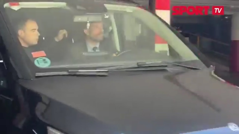 Hansi Flick is in the back of this tinted black car and has left the hotel to go for lunch. It is not ruled out that he meets Joan Laporta. — @sport