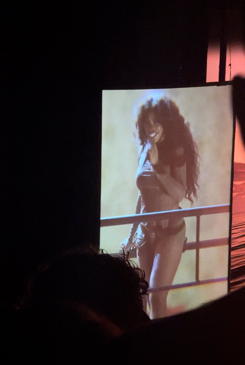 ____u's tweet image. この前SZA(フジ😭)を観にブリスベン、BMTHを観にメルボルンに

SZAのライブでは転換1時間ずっと通路で踊り狂うパリピオージーにカルチャーショックを受けて(ちなみにライブ中も客達の絶叫すごすぎてSZA歌ってるかどうかもわからない具合)

今年フジ来日なんて最高のタイミングじゃんか！と思ってたとこ