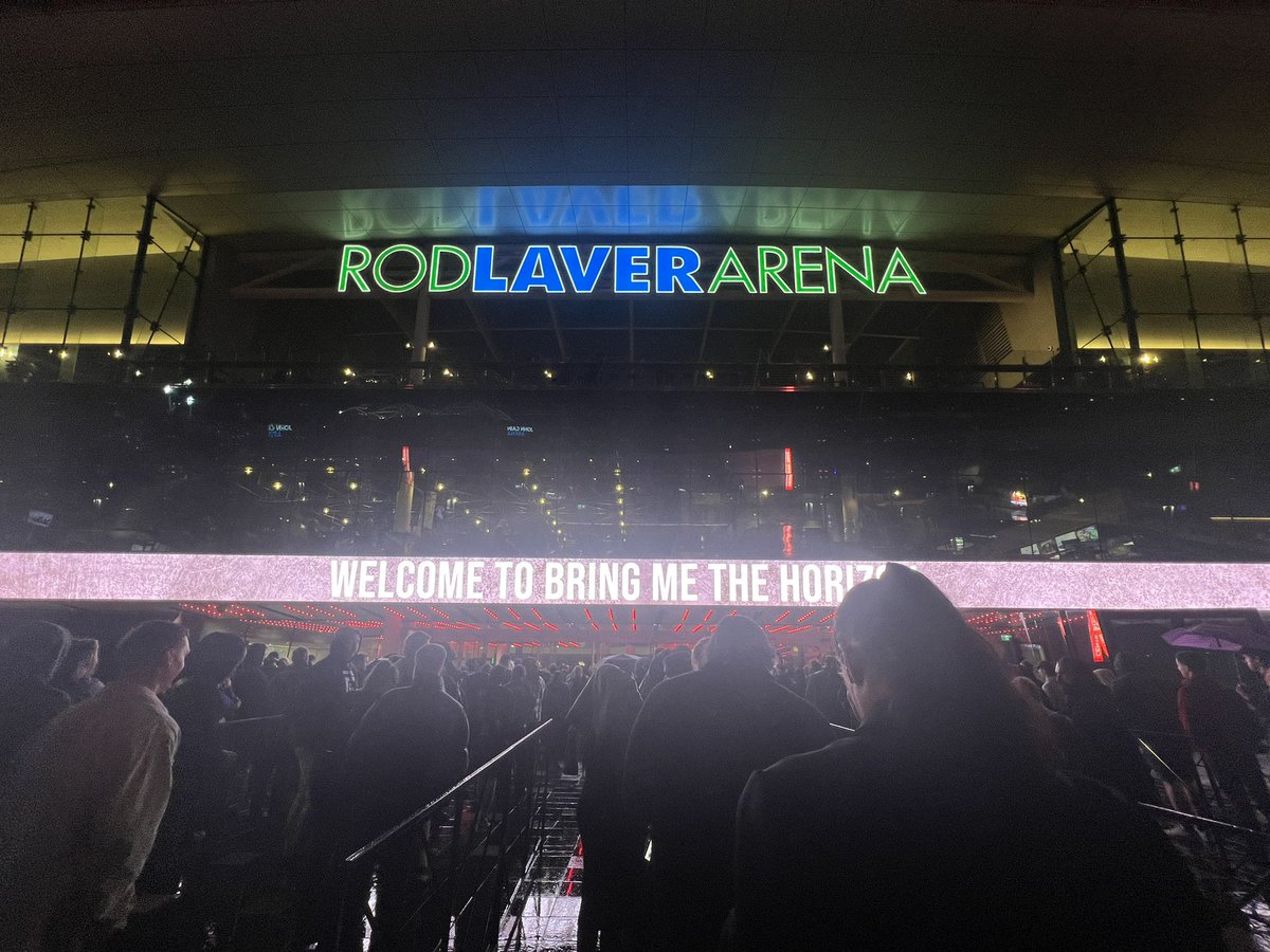 ____u's tweet image. この前SZA(フジ😭)を観にブリスベン、BMTHを観にメルボルンに

SZAのライブでは転換1時間ずっと通路で踊り狂うパリピオージーにカルチャーショックを受けて(ちなみにライブ中も客達の絶叫すごすぎてSZA歌ってるかどうかもわからない具合)

今年フジ来日なんて最高のタイミングじゃんか！と思ってたとこ