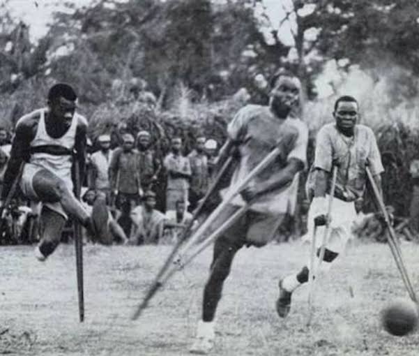 Amputated biafran soldiers plays football with crutches, (1970).