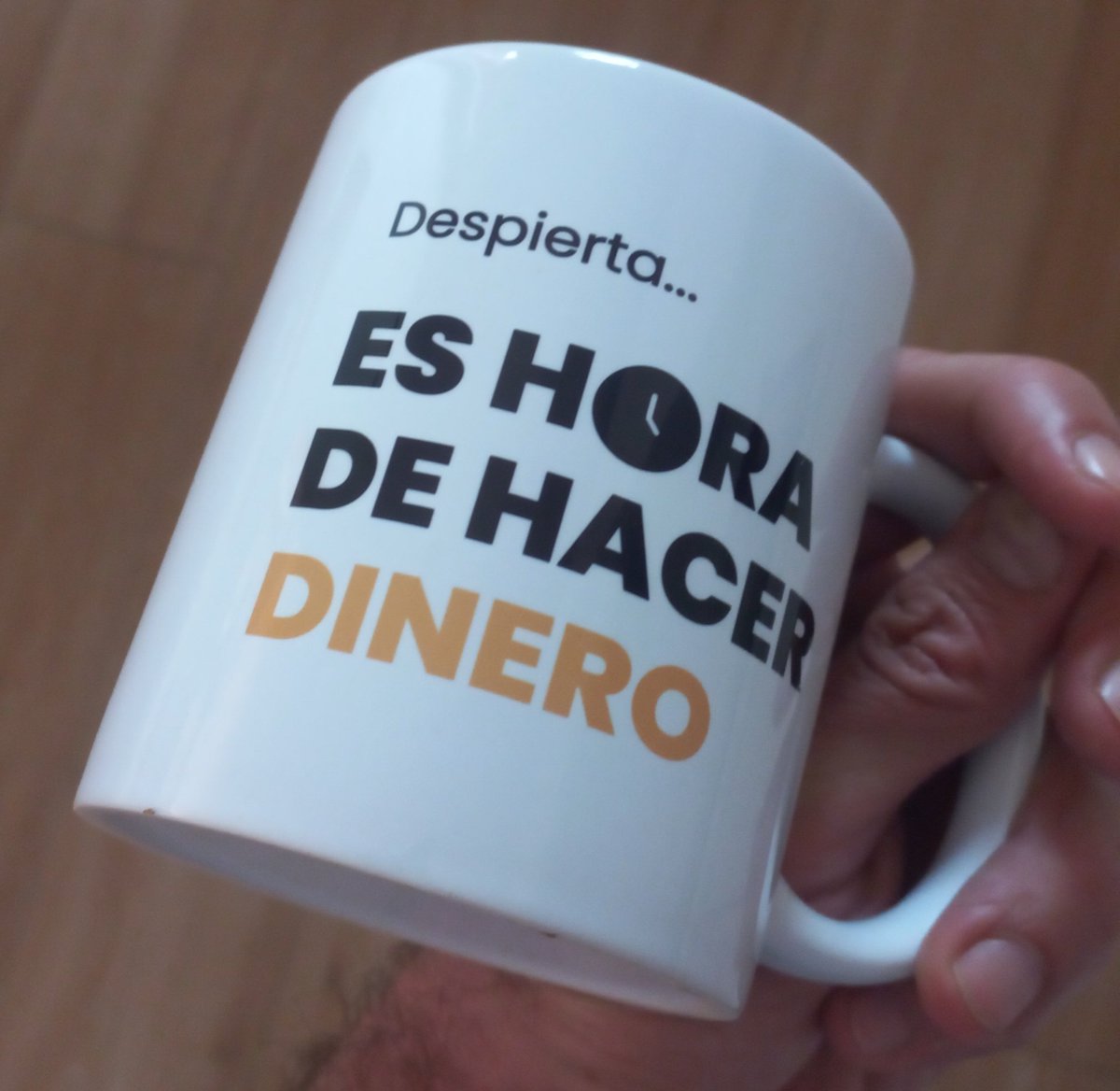 Llaman al timbre. 

- "Entrega de paquete" - me dice.

- "Pero si no he pedido nada" - pienso - "Habrá sido cosa de la Sra. Capitana".

Pero no.

Abro el paquete ansioso.
¿Y qué me encuentro?

Este regalo de @Victor__Garces del <a href="/clubdeldinero/">El Club del Dinero 💰</a> .

Gracias mil.