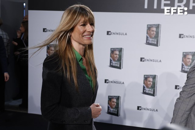 El juez que investiga la denuncia contra Begoña Gómez, mujer del presidente del Gobierno, justifica la apertura de diligencias porque la denuncia, hecha con noticias de prensa, relata 'hechos concretos' de actuaciones que 'descartan una investigación prospectiva'.