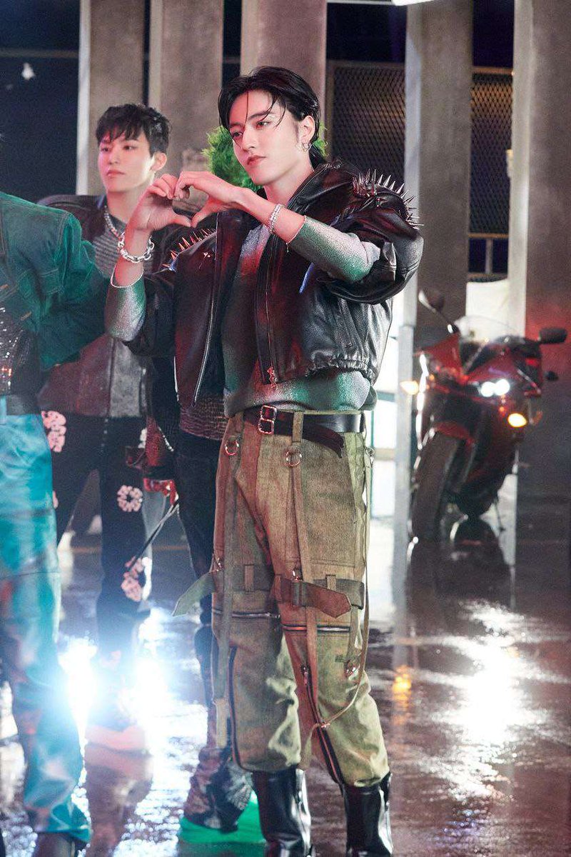 📸🦋 

#トレジャー #HARUTO #하루토 #TREASURE <a href="/treasuremembers/">TREASURE</a>