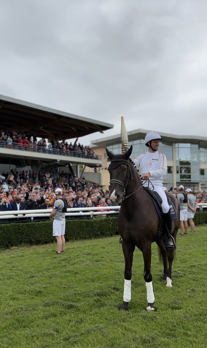 🔥Au Lion-d’Angers (@LeLiondAngers) c’est le cavalier olympique Nicolas Touzaint qui a porté la flamme à cheval 👇. 📸 Elle est arrivée à l’hippodrome du Parc départemental de l'Isle Briand vers 11h. #RelaisDeLaFlamme #NousPortonsLaFlamme