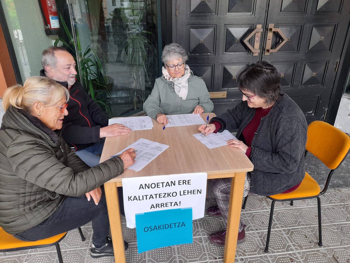 700 sinaduratik gora lortu dira Anoetan, osasun zerbitzu duin bat eskatzeko. 
Gogoratu, gaur, arratsaldeko 18:30ean argazki herrikoi bat aterako delakanpainari amaiera emateko.