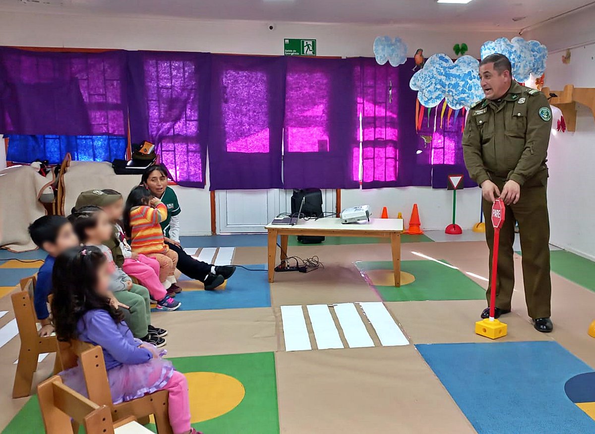 Carabineros de la Oficina Comunitaria de la 3ra. Comisaría #Osorno junto al corpóreo 'CABOSITO', visita a niños y niñas de los jardines 'Sueños Mágicos', 'Lluvia de Estrellas' 'Che Monguen' 'Estrellita' y 'Blanca Nieves y los siete enanitos' de Rahue Alto. #CarabinerosDeTodos