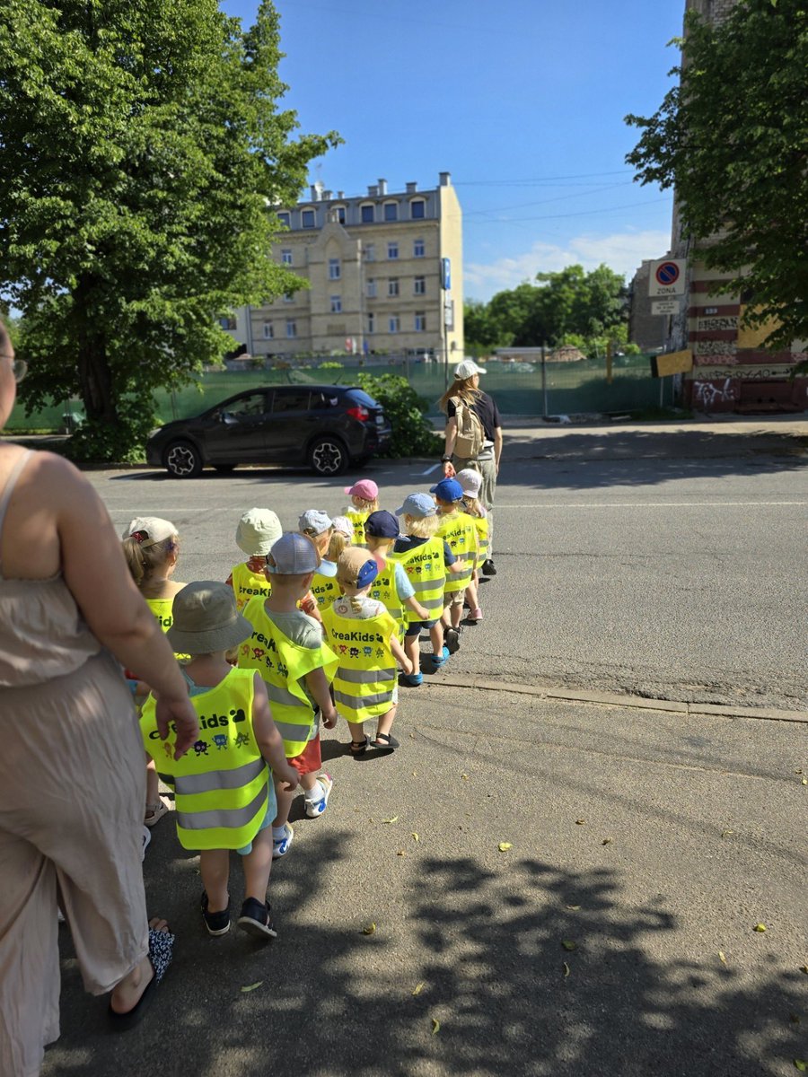 Šādi Ģertrūdes ielu šķērso bērni, jo posmā no Avotu līdz Satekles ielai nav pilnīgi nevienas gājēju pārejas. Bērnu dārzs  vairākus gadus pēc kārtas ir mēģinājis vērsties <a href="/RigasDome/">Rīga</a>, taču katru reizi ir saņēmis atteikumu gājēju pārejas izbūvei. Taja posmā atrodas 2(!!!) bērnu