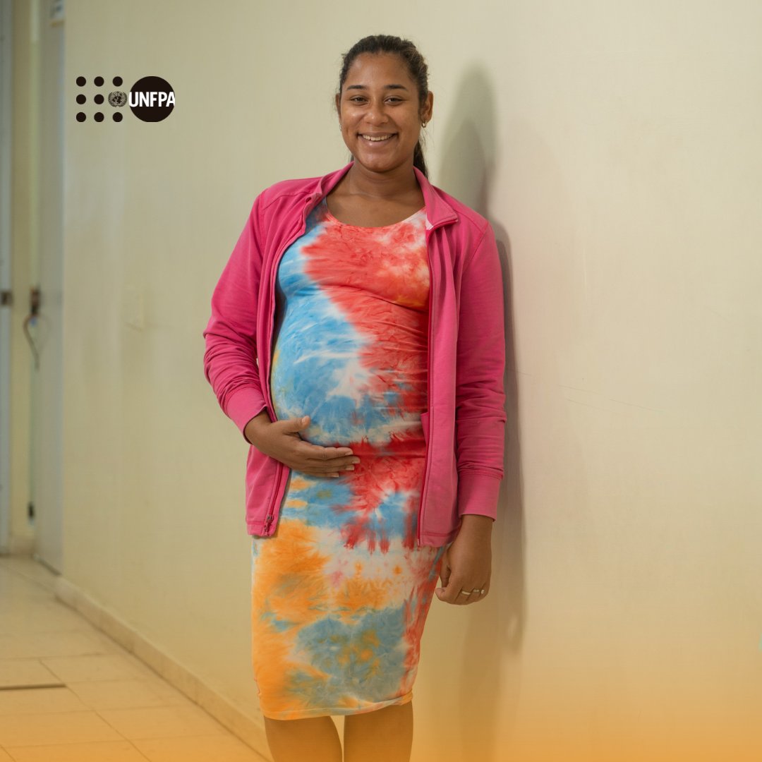 🤰 Crismailyn, feliz y emocionada con su embarazo, confía plenamente en la atención prenatal que recibe. Conoce su historia y descubre cómo la atención de calidad está transformando la salud materna en #RepúblicaDominicana: unf.pa/4eb1EcD #SIDS4 @UNFPA_RD