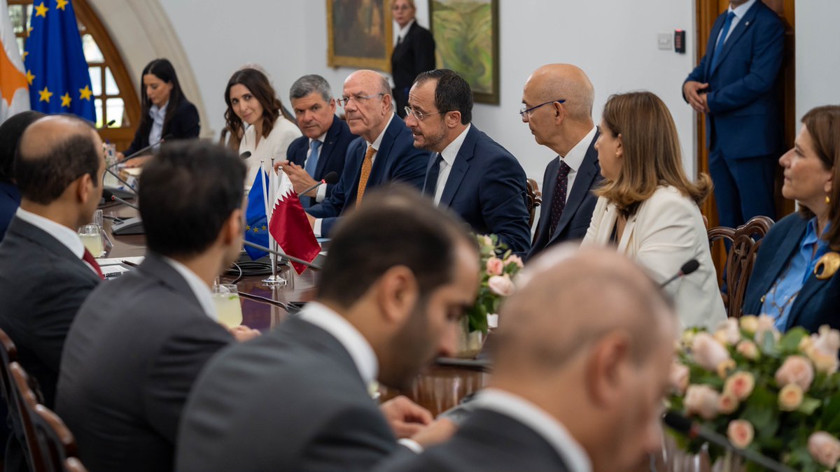 Su Alteza el Emir y el presidente de #Chipre mantienen una sesión de conversaciones oficiales, en el Palacio Presidencial en #Nicosia
#QNA #Qatar 
ow.ly/ENPv50RY3lA