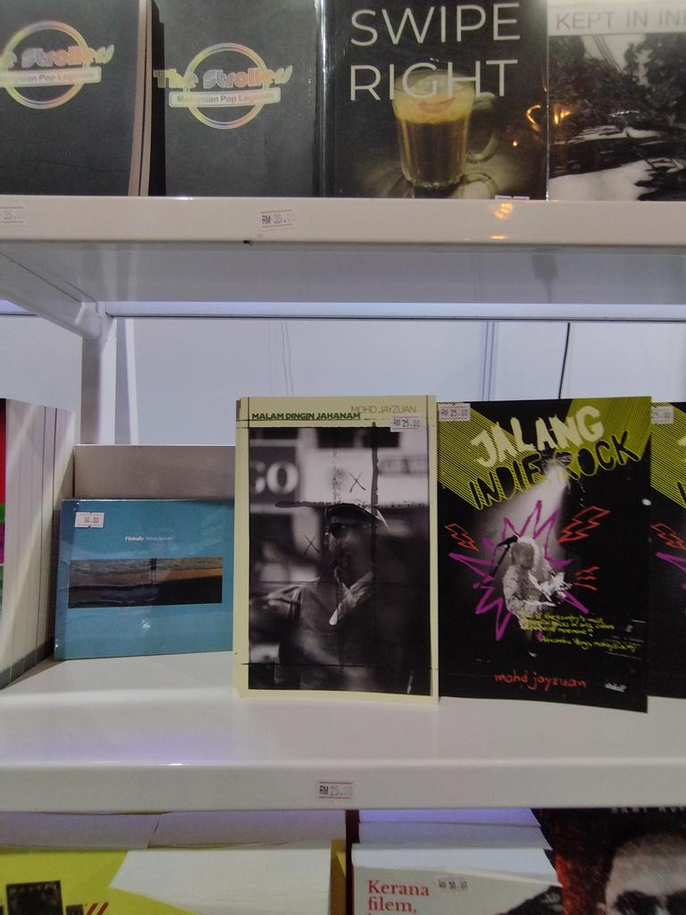 Selain dua buku @mohdjayzuan, CD album Filokalis Mohd Jayzuan juga ada di jual di booth #rabaklitmusicology @KLIBF 

Harga RM10.00, band punk pun tak jual album harga macam ini.