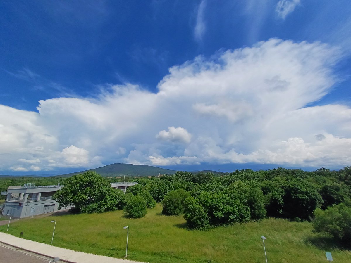 Another busy day on this side of Europe. Widespread instability growing several storm cells with the Karst in the first raw for admiring the beautiful Cb structures. Radar credits @arso