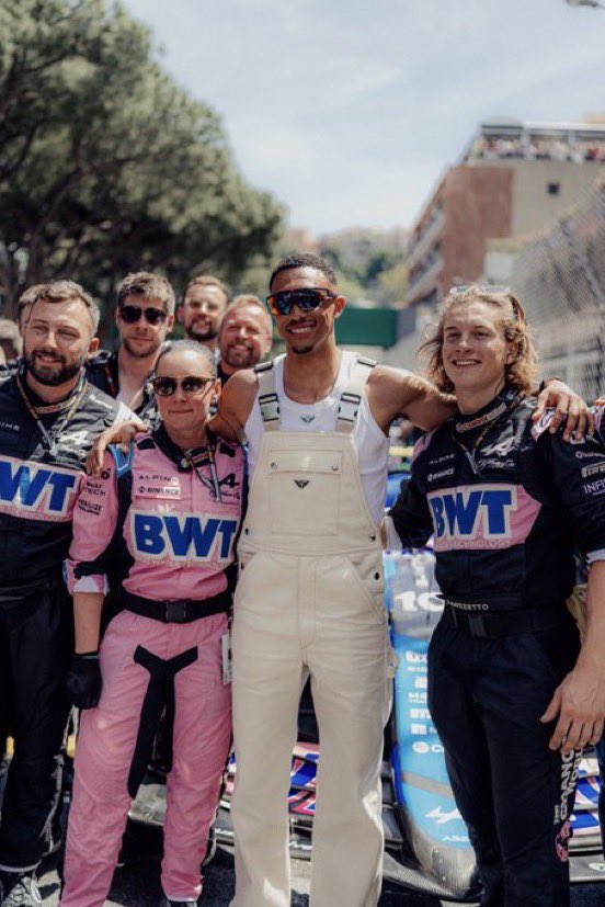 Trent Alexander-Arnold with the Alpine F1 team. 🔴🏎️