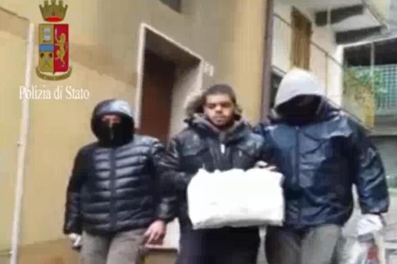 🔸Arrestato a Torino Elmahdi, terrorista appartenente all’Isis. È stato arrestato dalla Digos di Torino Halili Elmahdi, 29 anni, considerato l’autore dei primi testi di propaganda jihadista scritti in italiano. ilsole24ore.com/art/arrestato-…