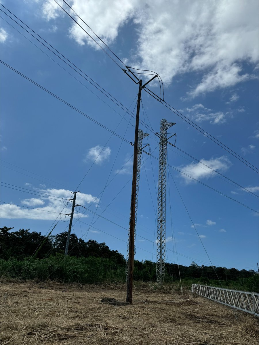 lumaenergypr's tweet photo. En los pasados días, instalamos postes más resistentes y resilientes como parte de las reparaciones en la línea 50500. Esta línea fue afectada por los fuertes vientos y la salida del Río Grande de Arecibo este mes. #ProgresodeLUMA https://t.co/Y2MKciyOMP