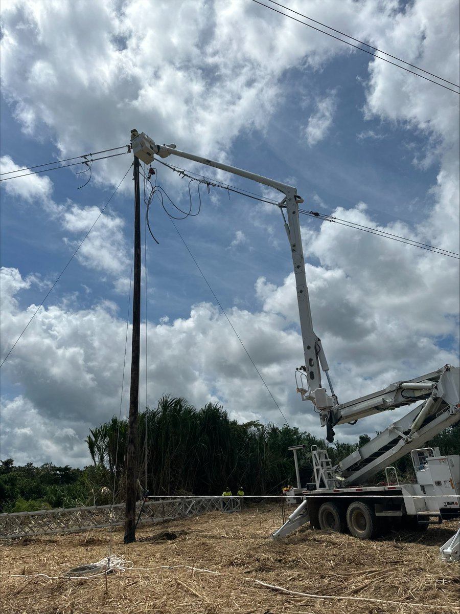 lumaenergypr's tweet photo. En los pasados días, instalamos postes más resistentes y resilientes como parte de las reparaciones en la línea 50500. Esta línea fue afectada por los fuertes vientos y la salida del Río Grande de Arecibo este mes. #ProgresodeLUMA https://t.co/Y2MKciyOMP