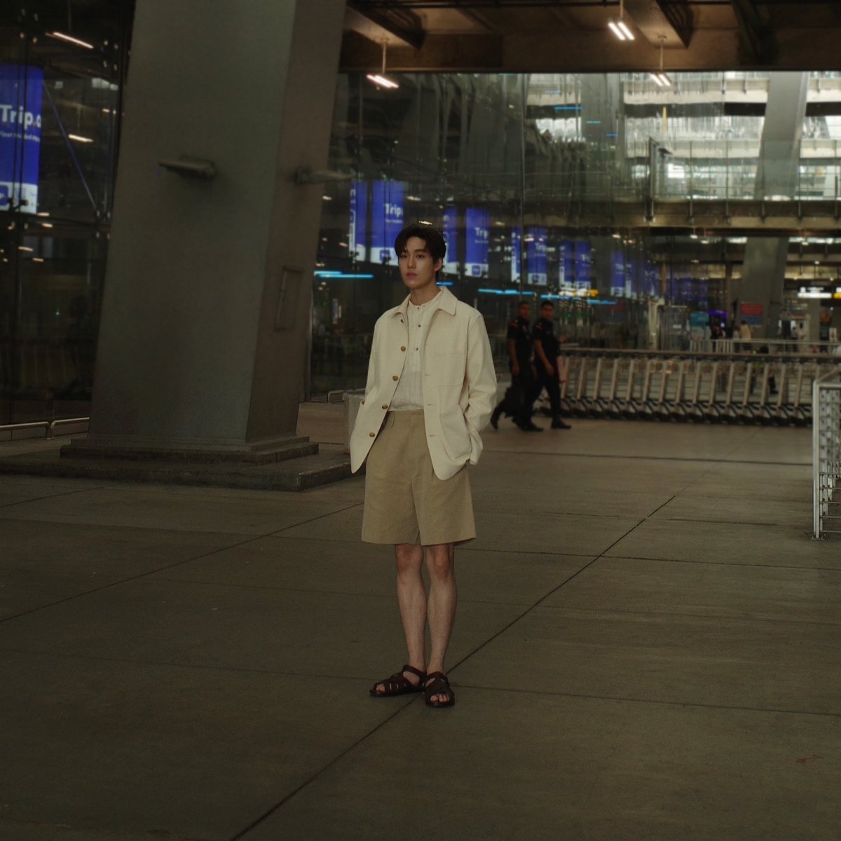 TNPLEEconnect's tweet image. 👦🏻🛫 ลุคนี้หล่อละมุน ‘ต่อ ธนภพ’ ก่อนเดินทางไปฮ่องกง เพื่อร่วมชม Presentation Collection Fall Winter 2024 จาก Loro Piana ในวันพรุ่งนี้

🔗 instagram.com/p/C7ghvfpp5sR/…

@LoroPiana
#LoroPiana #LoroPianaSS24
#Thanapob_lee #Tnpleeconnect