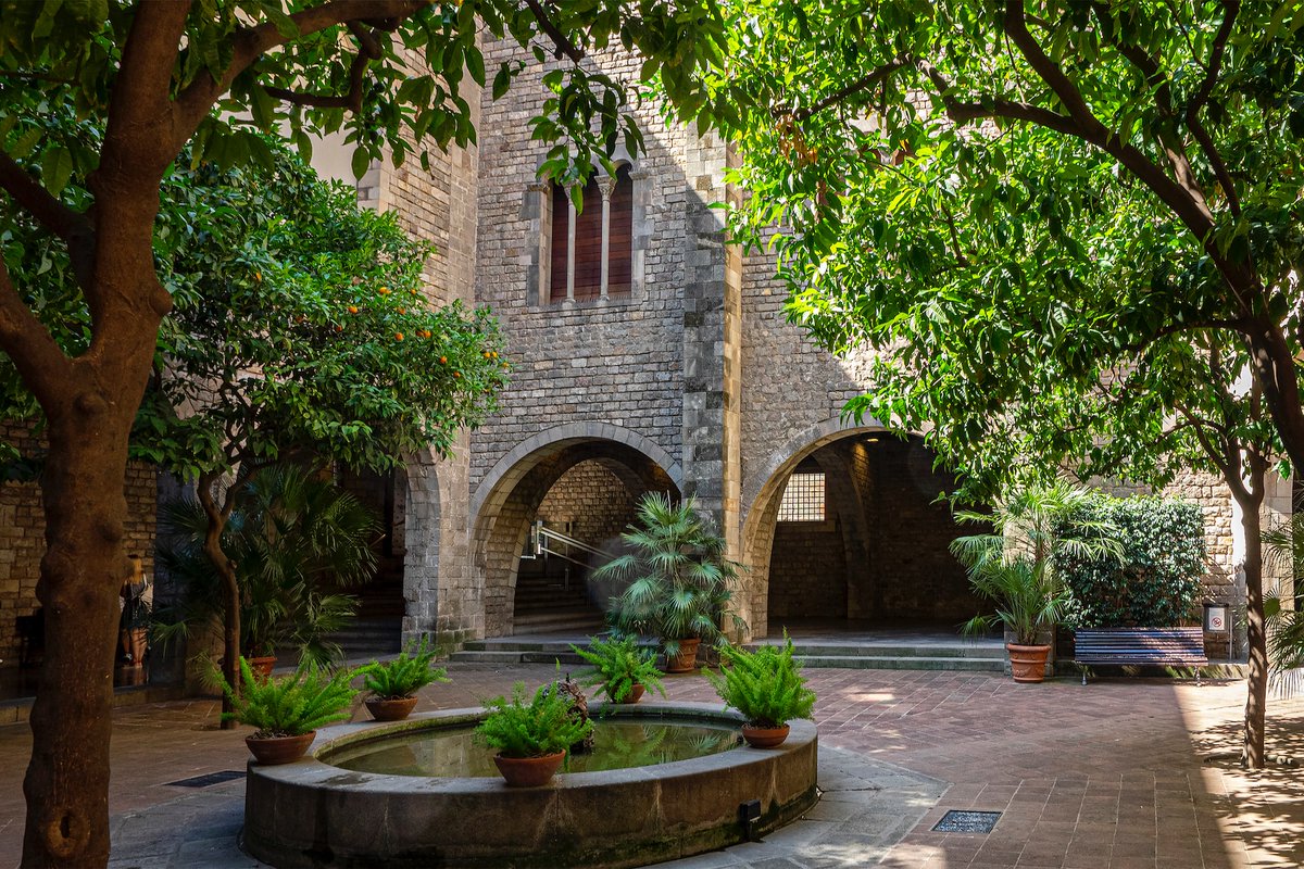 ⛪ #Barcelona destaca per ser una de les ciutats més atractives amb una gran bellesa arquitectònica, amb edificis emblemàtics com patis i claustres d'estil gòtic, modern o renaixentistes. Tens ganes de descobrir-los?
 🗺️ #HolaBarcelona t'hi porta! 👉 ow.ly/PebL50MV5jA