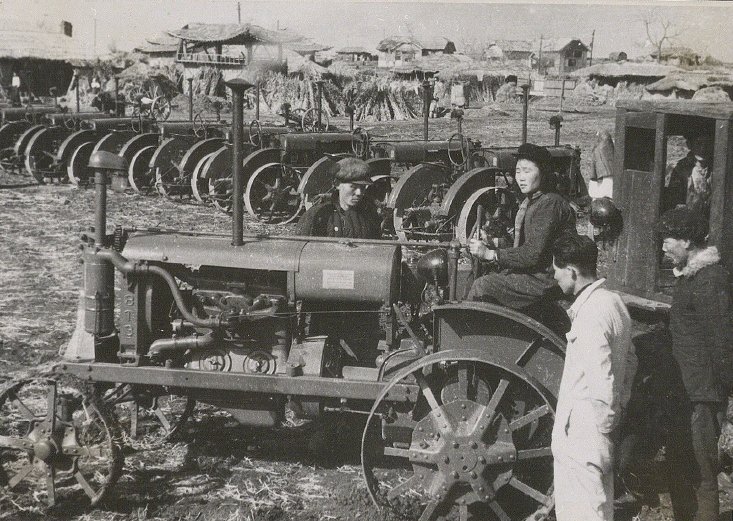 Um 1950 parkieren Arbeiterinnen und Arbeiter im kommunistischen Nordkorea ihre neuen Traktoren. Sie sind in einem Landwirtschaftsbetrieb angestellt. Mehr Bilder im digitalisierten Fotoalbum:
recherche.bar.admin.ch/recherche/#/de…