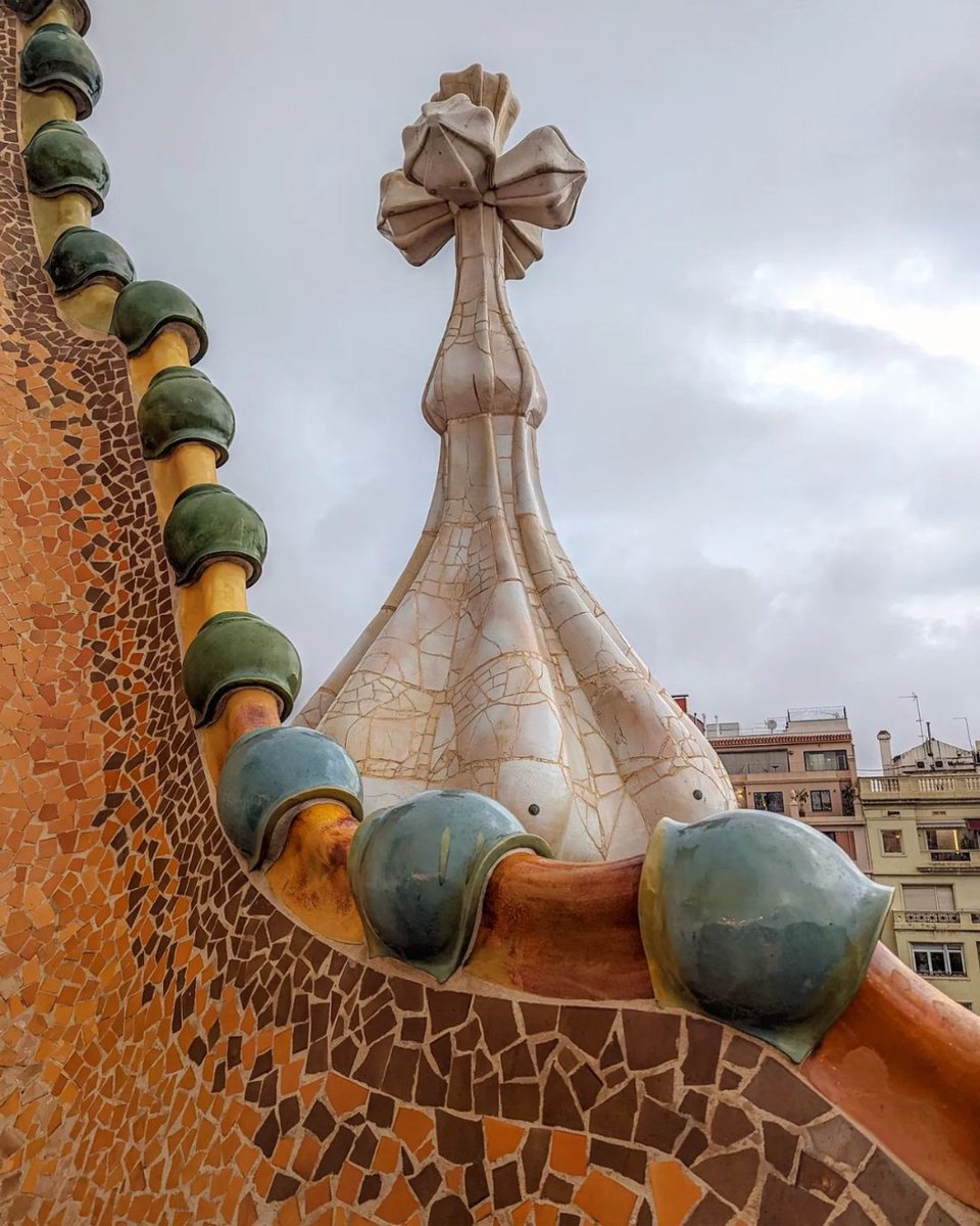 'L'arquitectura és l'ordenació de a la llum; l'escultura és el joc de la llum' -Antoni Gaudí 📸 by: emilie.zlnsk delfina.a.g rguesnerie lena.valentina_
