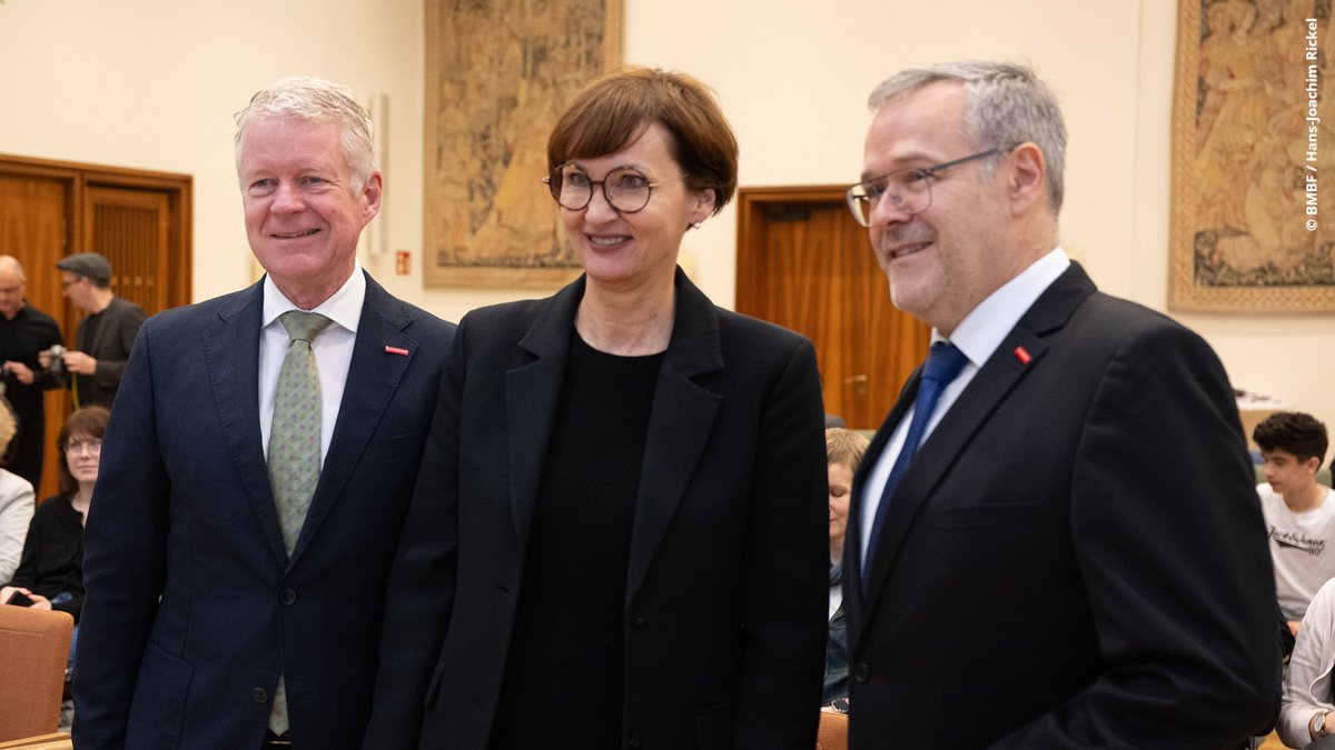 bmftr_bund's tweet photo. Fähigkeiten entdecken, Talente fördern: BM @starkwatzinger und Jörg Dittrich vom @ZDH_news haben zum Auftakt des #SommerDerBerufsausbildung #zynd vorgestellt, das Onlineportal zur #Berufsorientierung. #AusbildungSTARTEN
👉 https://t.co/jzC2gZlNl7
👉 https://t.co/SdR5X5QRLO https://t.co/xq3RQyfZvJ