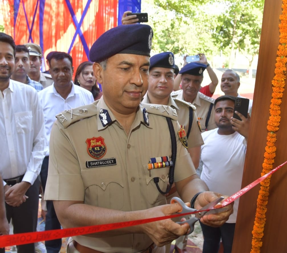 police_haryana's tweet image. पुलिस महानिदेशक @ssk303 ने कुरुक्षेत्र स्थित पुलिस लाइन में किया सरदार पटेल ई-पुस्तकालय का उद्घाटन। अत्याधुनिक सुविधाओं से लैस है ई-लाइब्रेरी, प्रतियोगी परीक्षाओं की तैयारी करने वाले विद्यार्थियों को होगा बड़े पैमाने पर लाभ
#HaryanaPolice
#ELibrary