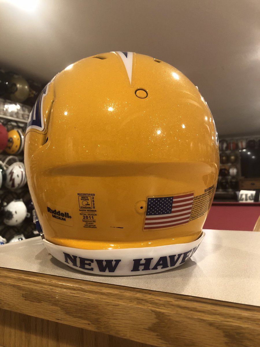 Helmet of the day #135! D2uesday gives us the New Haven Chargers! @UNewHavenFB plays @D2Football out of the @TheNortheast10 in West Haven Conn. The Chargers are coached by Chris Pincince and have been to the playoffs the last two seasons! @CFBHome @UNHChargers