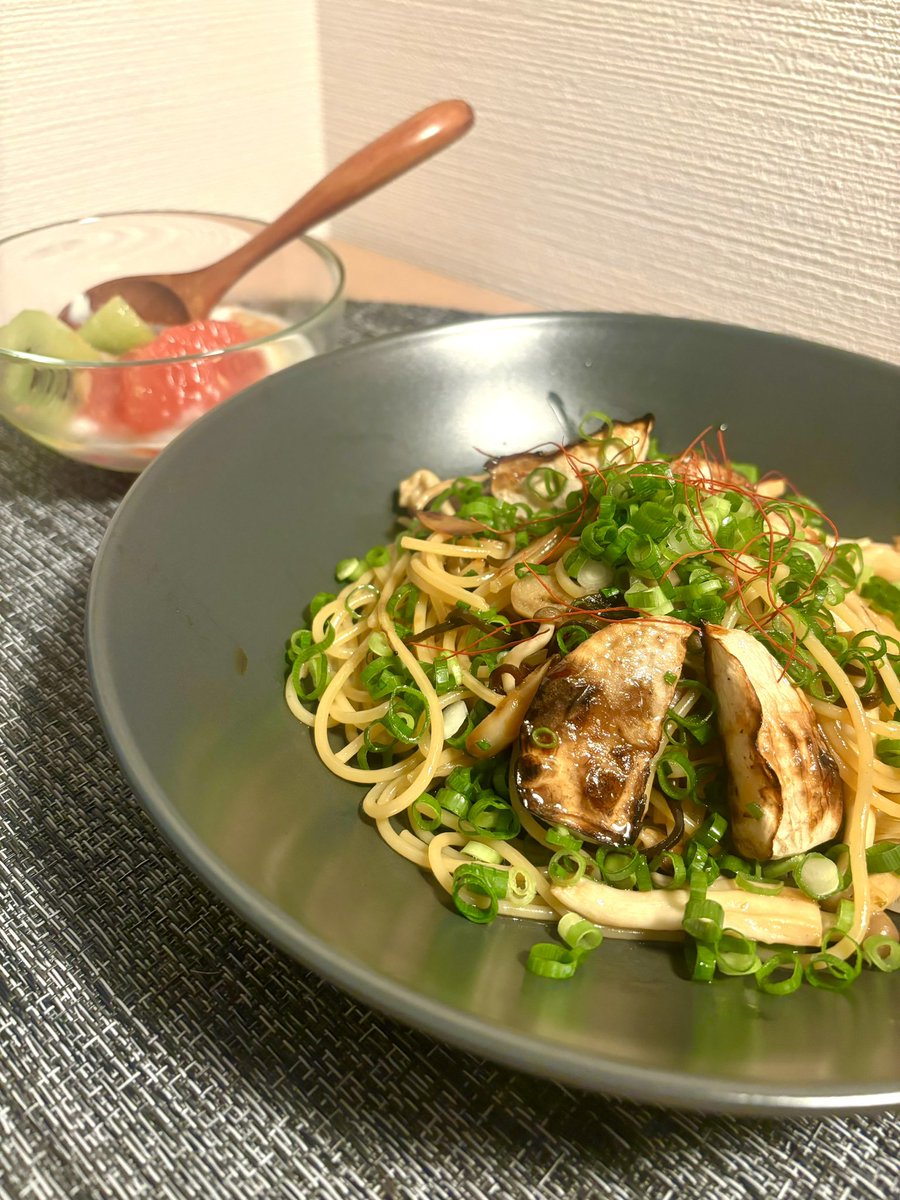 本日は🍽️
塩昆布と土佐鰹醤油の和風パスタカブのソテー添え
雨すごかったから買い物サボりました💦
みなさん大丈夫でしたかな🥺

#おうちごはん
#料理好きな人と繋がりたい