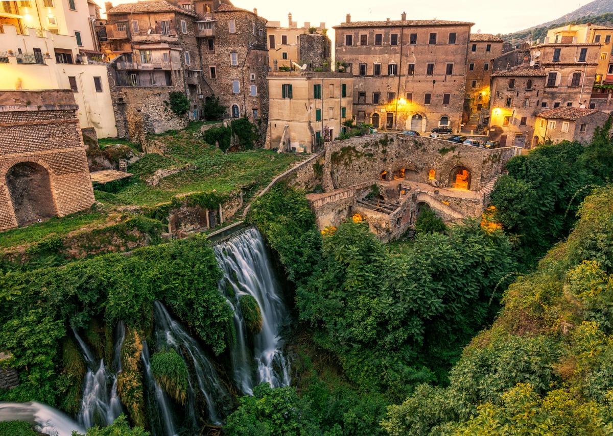 Villa Gregoriana in Tivoli is home to stunning waterfalls and ancient ruins, a hidden gem near Rome. 🌊🏞️ #Tivoli #HiddenGem #Roma #Rome #Travel #History tripwizy.com/map/rome/poi/v…