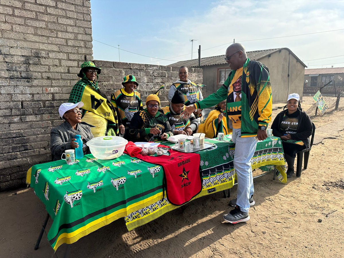 ANCFS's tweet photo. ANC Free State Provincial Deputy Chairperson Cde Ketso Toto Makume has cast his vote at Tsatsi Primary School in Zamdela Sasolburg.
#IamVotingANC
#VOTEANC2024
#LetsDoMoreTogether
#FirstBallotVoteANC
#SecondBallotVoteANC
#ThirdBallotVoteANC https://t.co/tU392h9a0d
