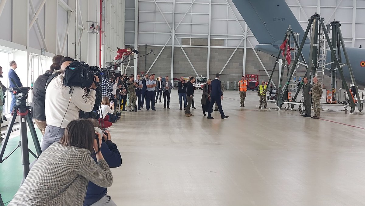 BelgiumDefence's tweet image. Aujourd&apos;hui, le président Ukrainien 🇺🇦 @ZelenskyyUa a effectué une visite en Belgique 🇧🇪. Il a atterri à l&apos;aéroport militaire de Melsbroek, où il a notamment rencontré les pilotes, les instructeurs et les techniciens belges des #F16