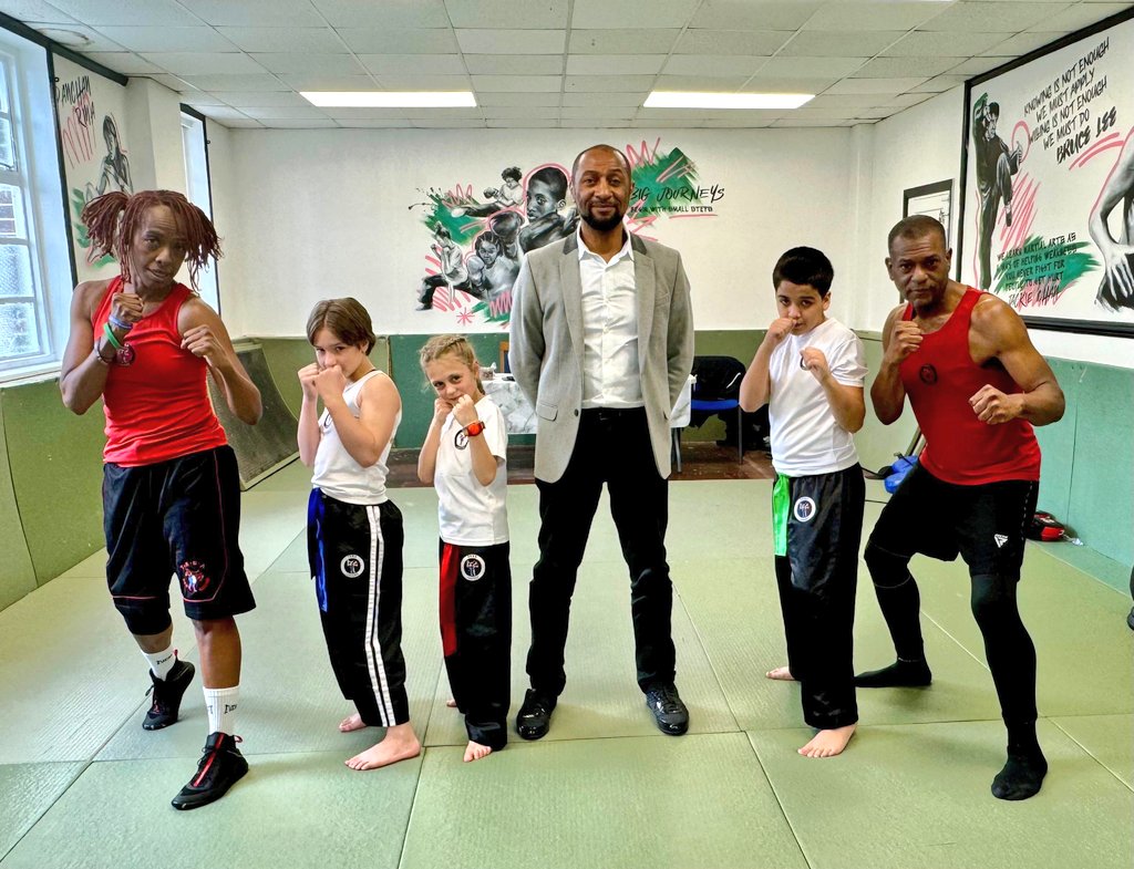 Take Centre Stage - Mr Dujon 🥊 Much #admiration for this man - Mr Dujon - #thanks again for taking time out to #grade @tkbajrs #kickboxing #students @TottenhamSports #Tottenham #children in #martialarts #tuesday #wednesday #sunday #classes