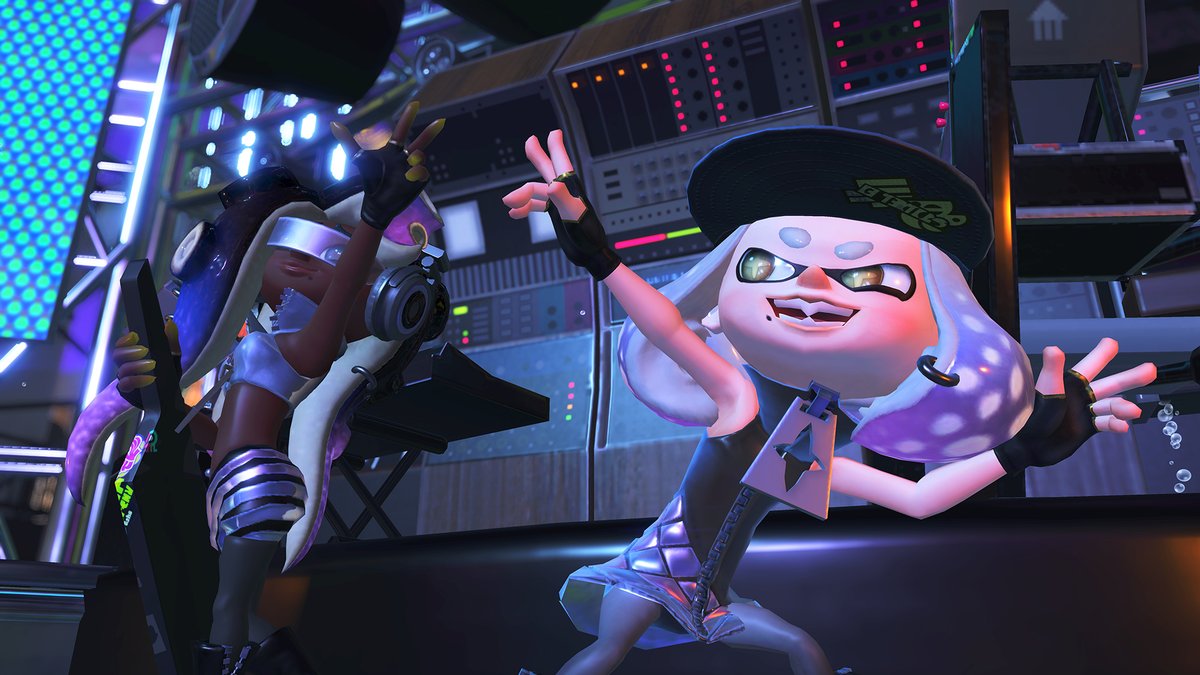 Deep Cut awaits in their vibrant Summer Nights outfits too. And In Inkopolis Square, Off the Hook is also rocking special seasonal styles. Keep your eyes out for both their performances and turn up the Summer Nights energy even more!