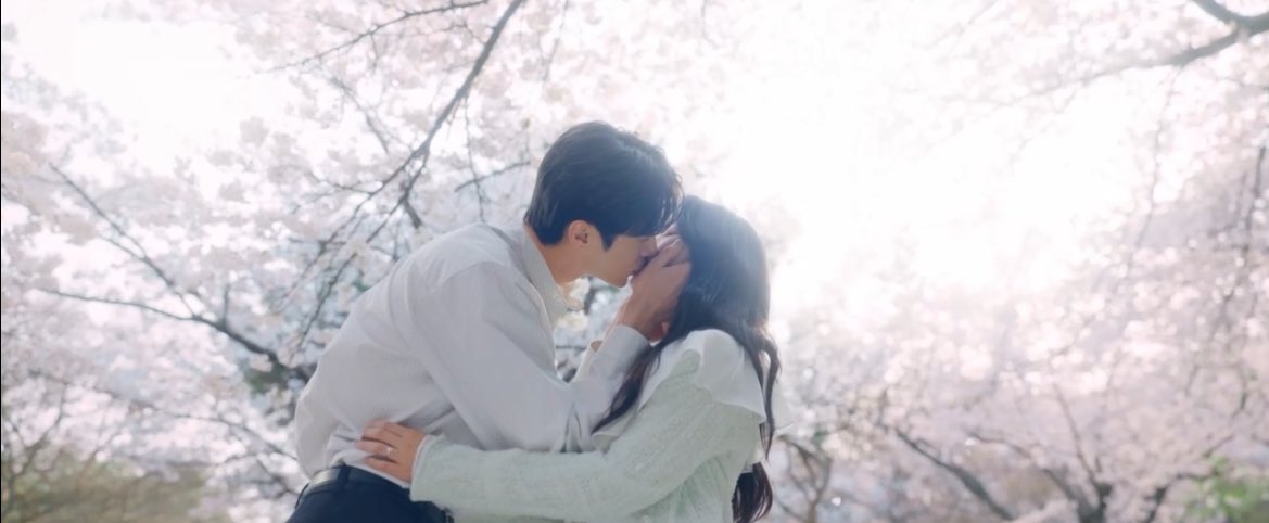 ljscentric's tweet photo. a love that transcends time… sunjae proposing to sol paralleling their college days under the cherry blossoms &amp; both of them seeing a glimpse of their wedding in the future this was the most beautiful ending ever IM IN TEARS 😭🤍

#LovelyRunner #LovelyRunnerEp16 https://t.co/oUNeWhZ0Yg