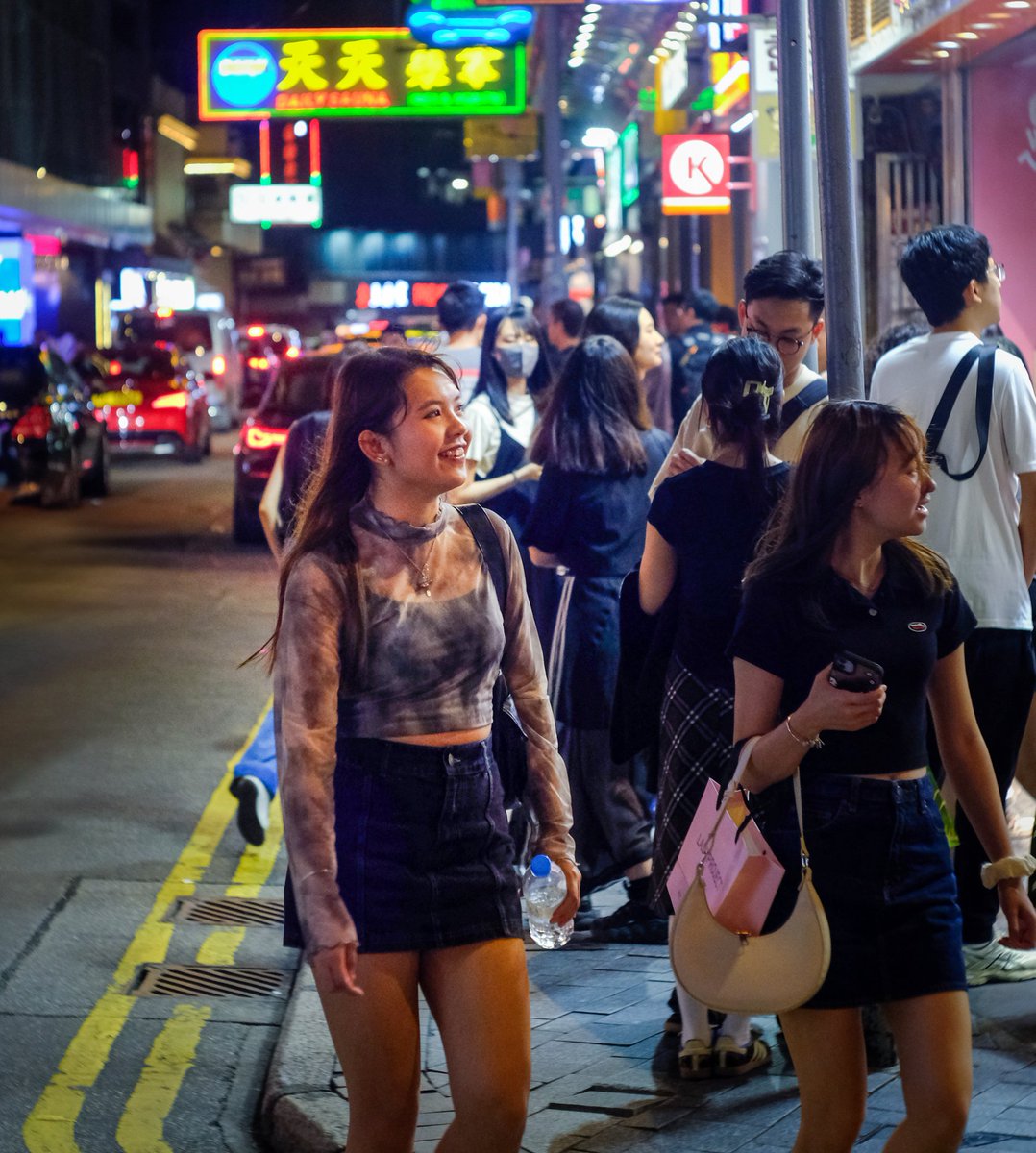 at Prat Avenue ...🚶🏼‍♀️✨ #hkig #nightcity #hkiger #streetphotography #neonlights  #nightlife #pratavenue #discoveryhongkong #neon #hongkonginsta #hongkongnightlife #夜景 #nightphotography  #neonsign #霓虹燈 #ネオンサイン #under_the_sign_hongkong