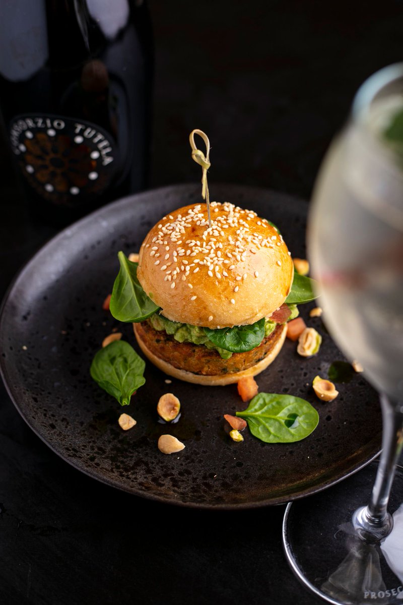 Celebrating #InternationalBurgerDay in style!
Who says #proseccodoc can’t be enjoyed with your burger of choice? The crispy acidity of a Prosecco DOC Brut will cut through the salty flavours of your burger making it a perfect match. Because life's too short for ordinary pairings!