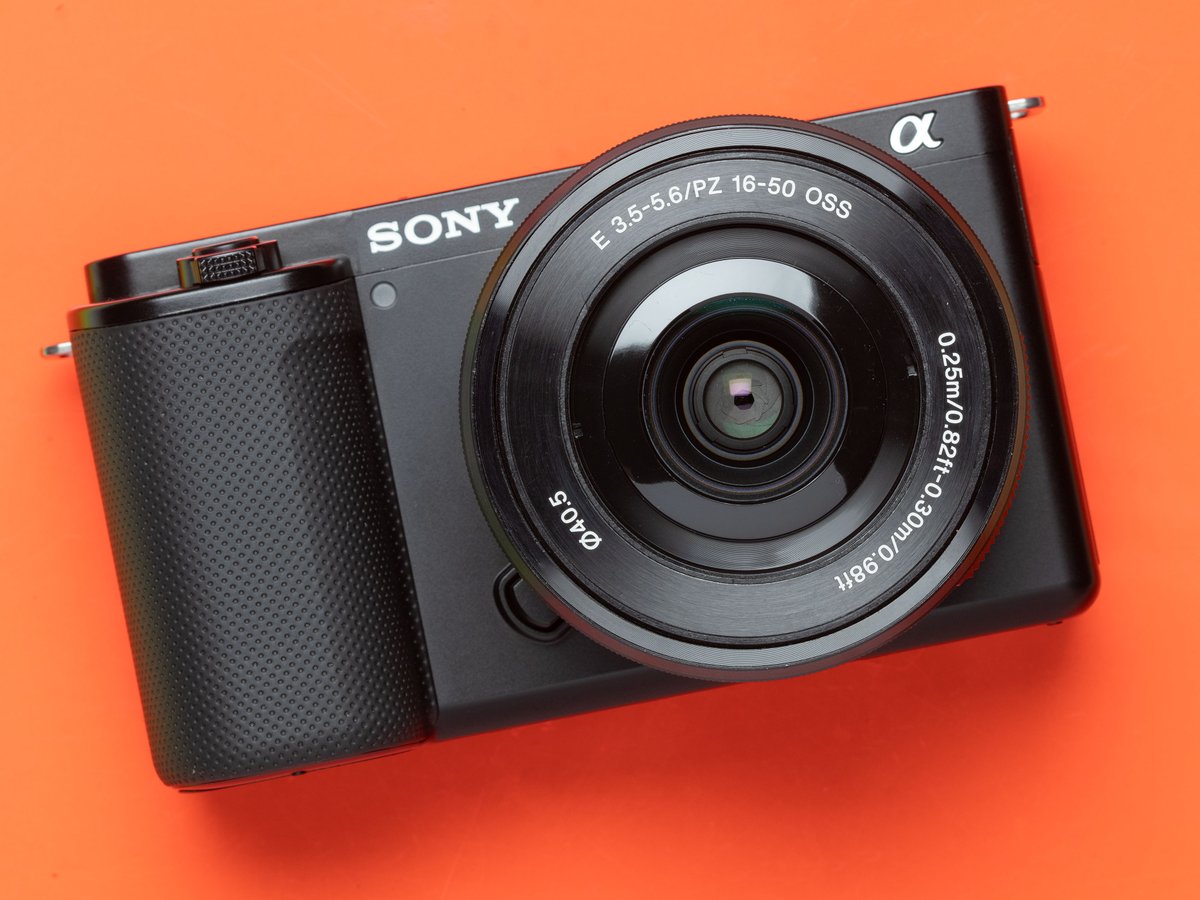 Le Sony ZV-E10 est un allié idéal pour les créateurs de contenus !

Parfait pour les vloggers et YouTubeurs, ce petit appareil photo hybride offre une qualité d'image incroyable, un autofocus précis et un son impeccable 🔥.

Ses atouts :
- Capteur APS-C 24,2MP pour des images et