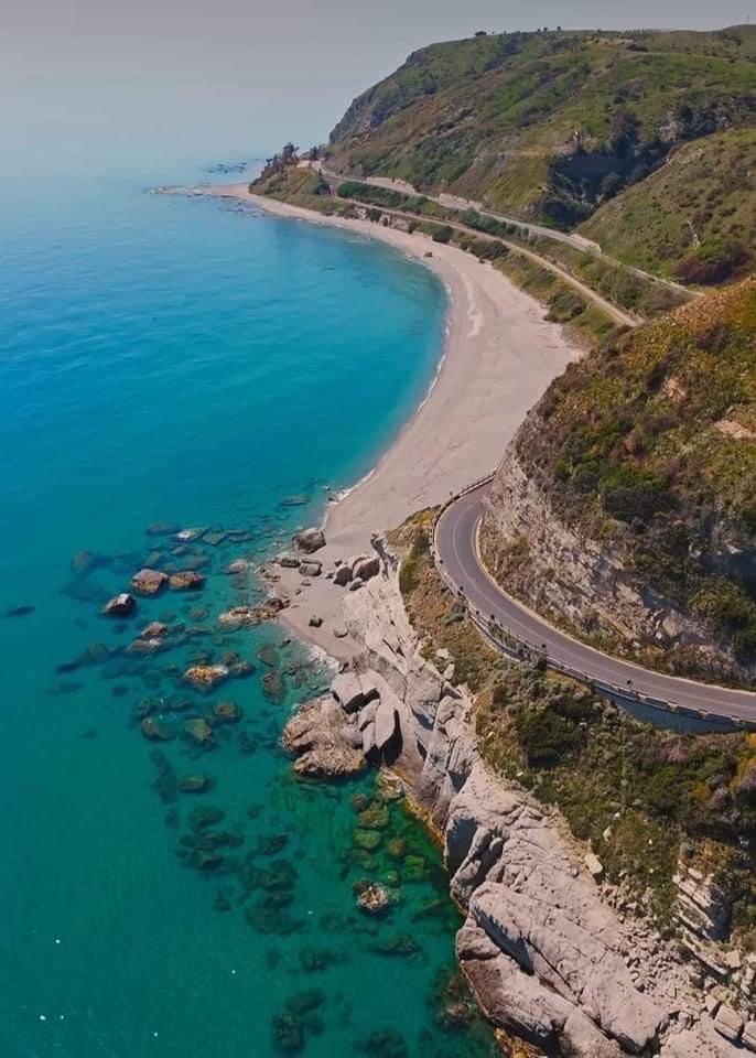 Buongiorno e buon Martedì dalla costa di Capo Bruzzano, uno dei posti più suggestivi e autentici della Calabria 😍. Ci siete mai stati?