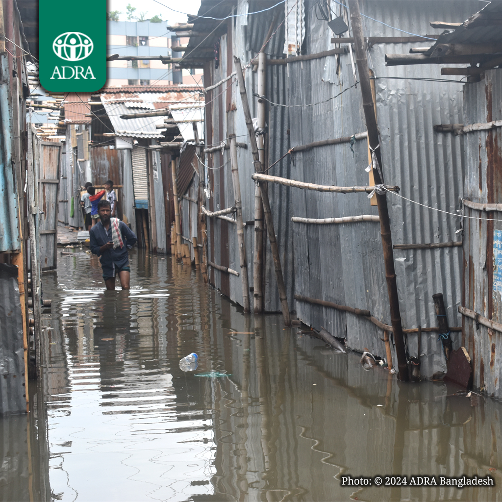 adrabangladesh's tweet photo. The impoverished Chalantika slum area in Dhaka is grappling with the devastating aftermath of Cyclone Remal, which made landfall in Bangladesh on 26 May 2024.
#ADRA #ADRABangladesh #ADRACzech #ADRAKorea #Malfini #SlumChildren #CycloneRemal #Floods #ChalantikaSlum #CSCDP https://t.co/ln2fh0S9gG