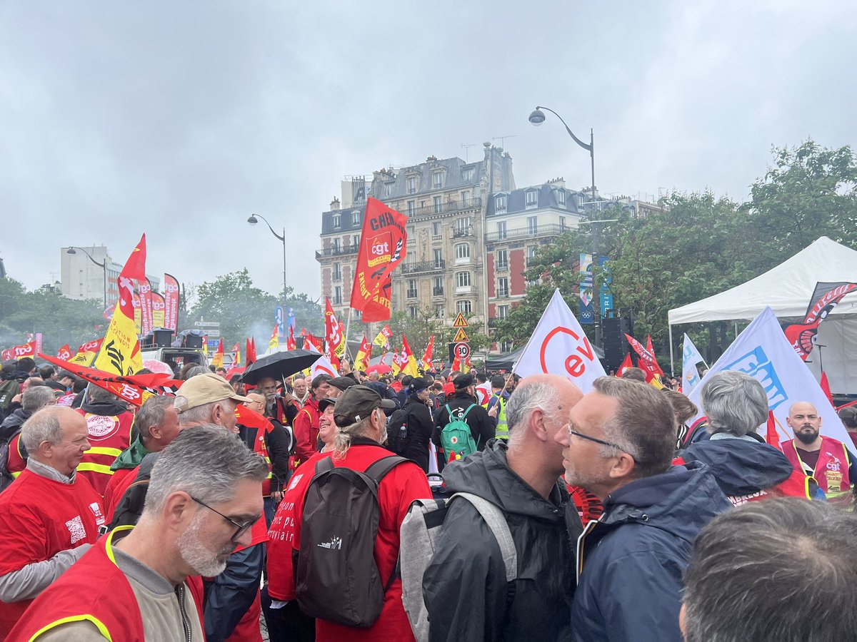 Avec @KarimaDelli pour soutenir le fret ferroviaire ! C’est bon pour le Climat, c’est bon pour l’emploi 🌻