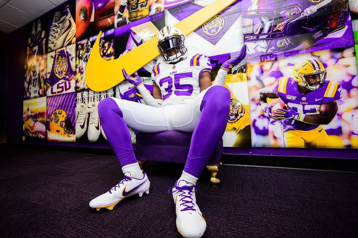 Yoo! I am Beyond Blessed to Receive an offer from The Louisiana State University!!!! @FrankWilson28 @coach_peoples @CoachBlakeBaker @CarlSt_Cyr @WillClouden @jrbelton18 @LSUfootball #GeauxTigers #ThankYouLord #Future⭐️