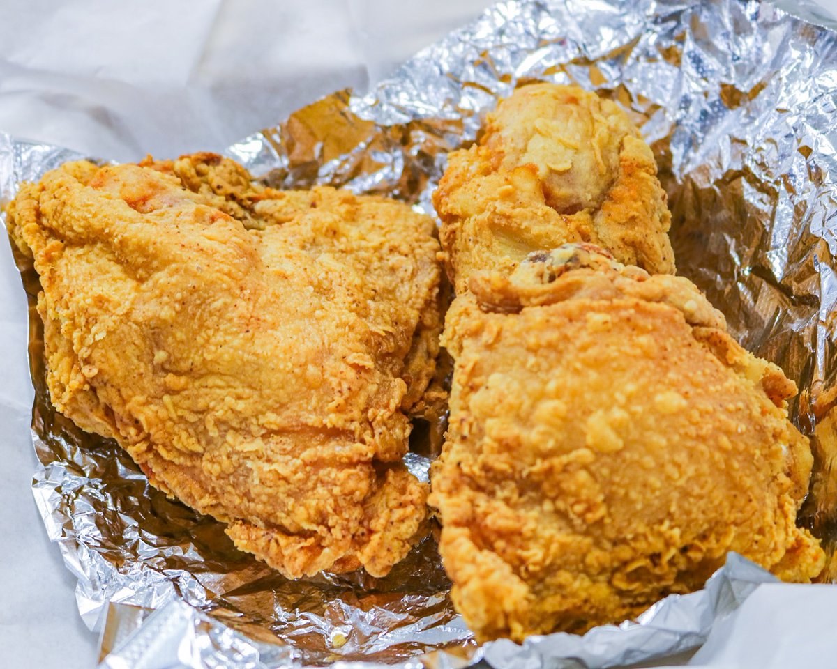 Today's forecast: 100% chance of fried chicken. 🌤️🍗 Have you ordered yours yet? 

#friedchicken #chickenlovers #crispychicken #comfortfood #yummy #fremontmarket #downtownlasvegas #foodie