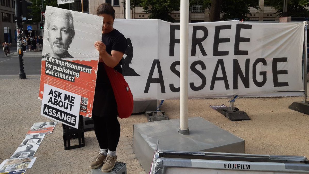 ⏳Mahnwache via #streetaction4freespeech @RajaValeska ⏳ Berliner Freitagsaktionen Wann? Nächste: 31.05.2024 13 - 19 Uhr Wo? Mittelinsel Unter den Linden / Wilhelmstraße freeassange.eu/#veranstaltung… #Berlin4Assange