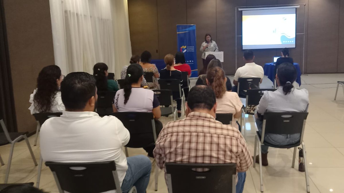 'Realizamos este evento para promover el conocimiento, el #Networking, la búsqueda de soluciones a problemas y el fortalecimiento de la comunidad empresarial”: Anahí de Lobos, pdta. de #Camarasal filial #SanMiguel en evento #SolucionesFinancieras

bit.ly/450XdNa