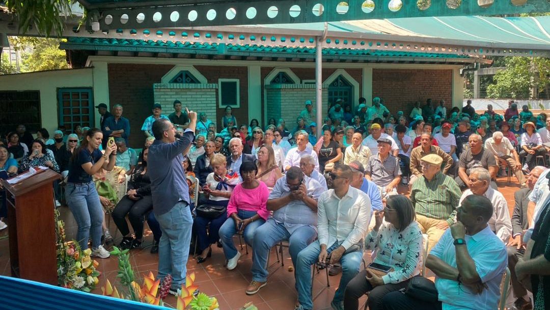 ADOrganizacion_'s tweet photo. #28Mayo | La Dirección Nacional de nuestro partido @ADemocratica en reunión con dirigentes de la Seccional Caracas. ¡Impulsando la organización y el compromiso de Acción Democrática con el cambio y la unidad!

Con @EdmundoGU para todo el mundo🇻🇪 https://t.co/VyCAbawq6g