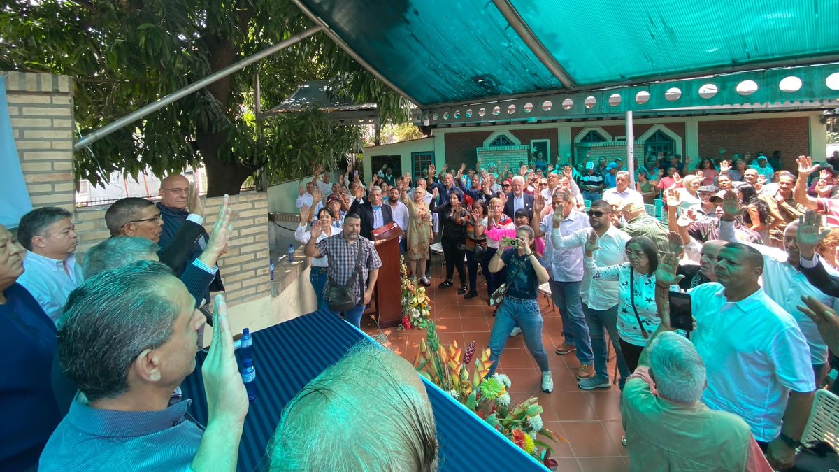 ADOrganizacion_'s tweet photo. #28Mayo | La Dirección Nacional de nuestro partido @ADemocratica en reunión con dirigentes de la Seccional Caracas. ¡Impulsando la organización y el compromiso de Acción Democrática con el cambio y la unidad!

Con @EdmundoGU para todo el mundo🇻🇪 https://t.co/VyCAbawq6g