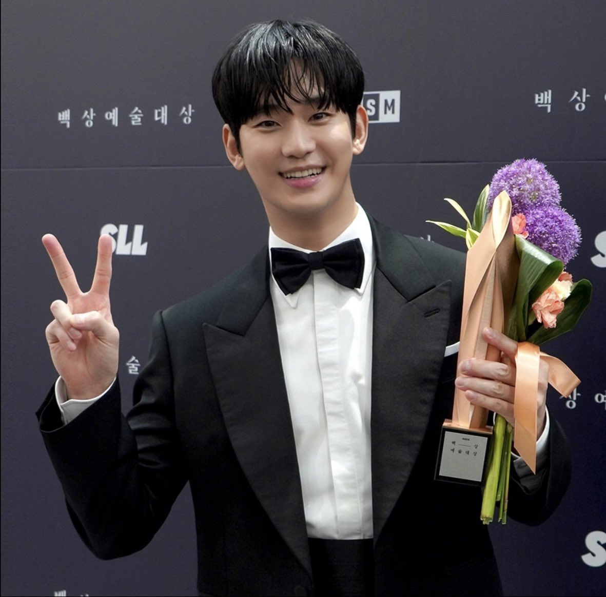 Gold Medalist updated #KimSoohyun’s awards page with his 2024 Baeksang Arts Awards Popularity Award.

⸻ soo-hyun.com