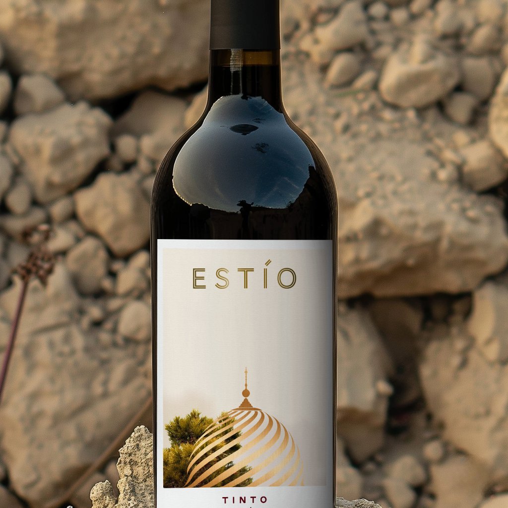 Estío es una deliciosa combinación de #monastrell y #syrah que queremos compartir con todo el mundo. ¡Descubre el sabor de lo nuestro! linke.to/estio-tinto