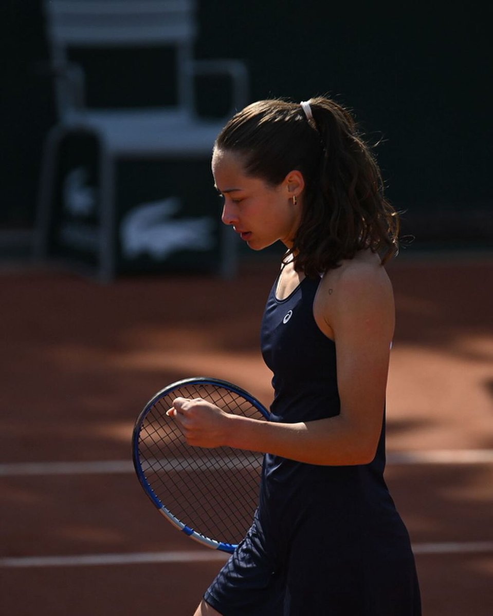 🎾 Milli raketimiz Zeynep Sönmez, Roland Garros ilk turunda dünya 24 numarası Emma Navarro ile karşı karşıya geldi. Zeynep, ilk grand slam mücadelesinden 6-2, 6-0'lık setlerle mağlup ayrıldı. Hep daha iyiye, Zeyno! 🙌 #TürkTenisi • #ZeynepSönmez