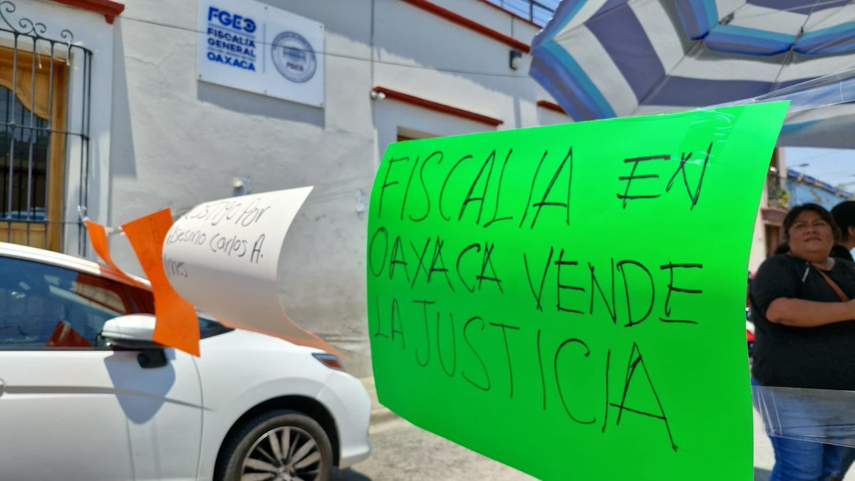 #ReporteVial #Oaxaca

#Bloqueo sobre la calle de Arista, esquina con JP. García,frente a oficinas de la Fiscalía. Son familiares de las hermanas Felipa y Brenda Mota,asesinadas al ser atropelladas en Santa Rosa.Niegan presunto acuerdo reparatorio con el homicida. @FISCALIA_GobOax