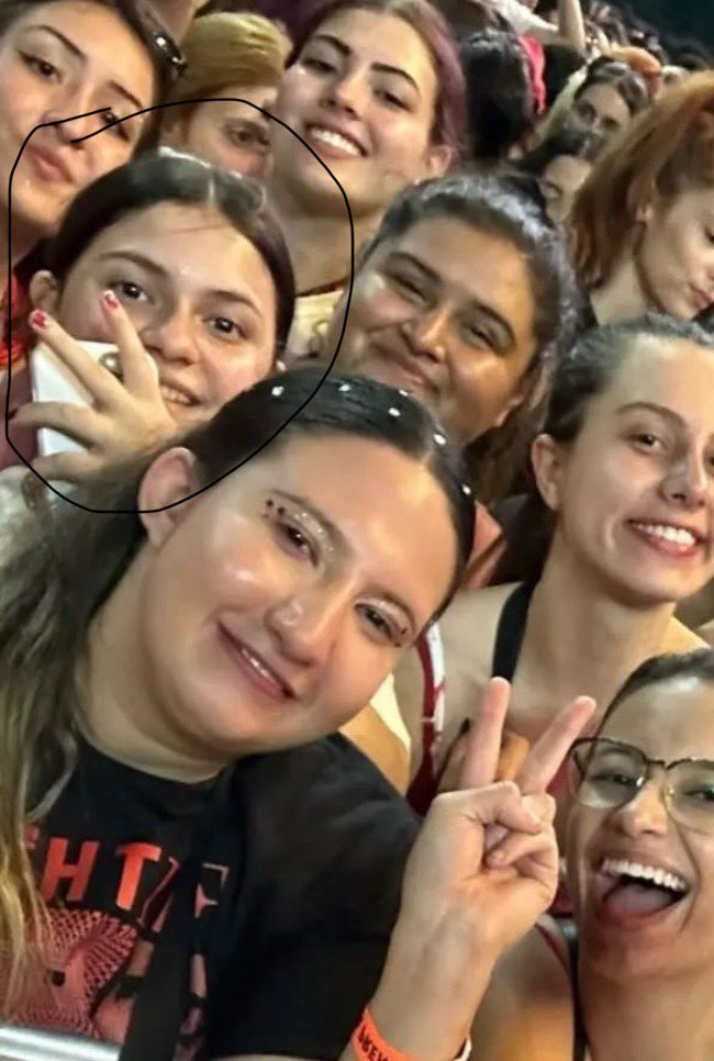 gente eu fiz amizade com essa menina de capinha branca la no show do louis, nao peguei contato dela e nem nada, alguem conhece ela plmds? 
preciso agradecer ela porque ela foi uma querida com a gente! 😭😭

deem rt pfv